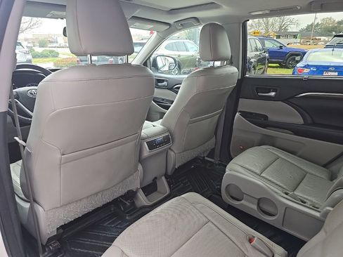 Used 2016 Toyota Highlander Limited image 23