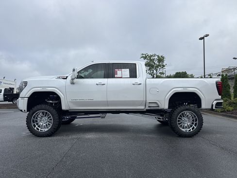 Used 2024 GMC Sierra 2500 Denali w/ Denali Reserve Package AWD/4WD image 9