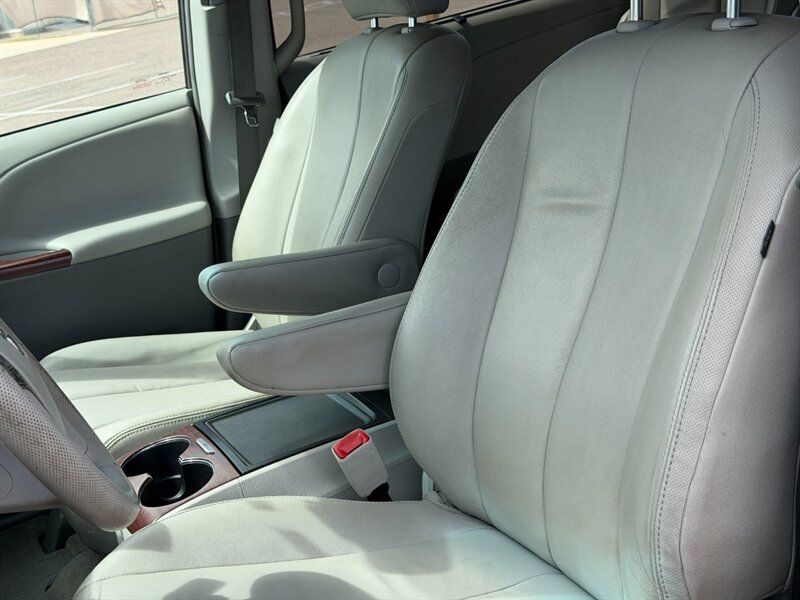 Used 2014 Toyota Sienna XLE w/ XLE Premium Package FWD image 18