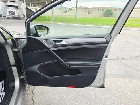 Used 2018 Volkswagen Golf SE image 24