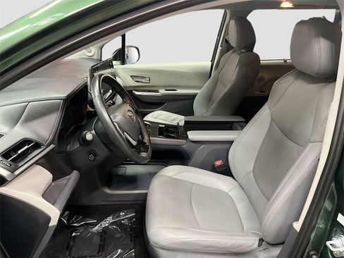 Used 2022 Toyota Sienna Limited image 22