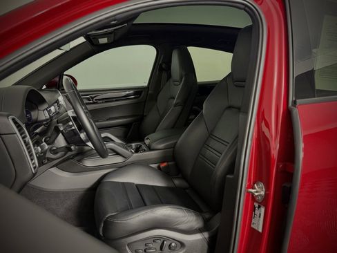 Used 2023 Porsche Cayenne Coupe image 5