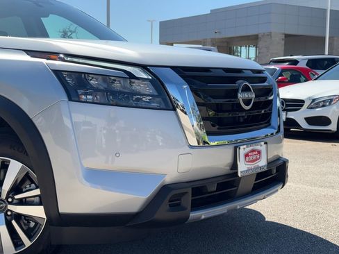 Used 2025 Nissan Pathfinder SL FWD image 3