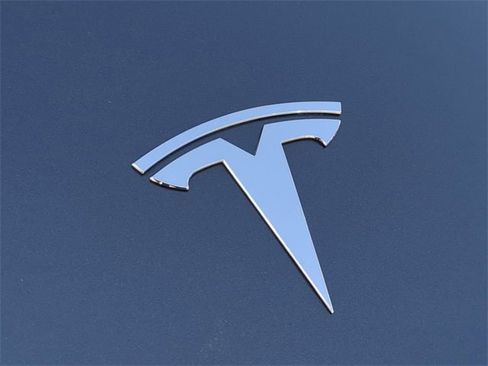 Used 2022 Tesla Model Y Long Range image 12