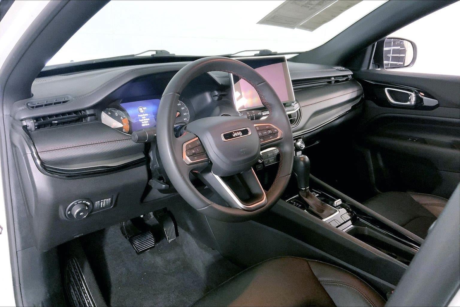 Used 2025 Jeep Compass Trailhawk AWD/4WD image 14