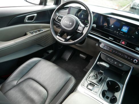 Used 2025 Kia Carnival FWD image 9