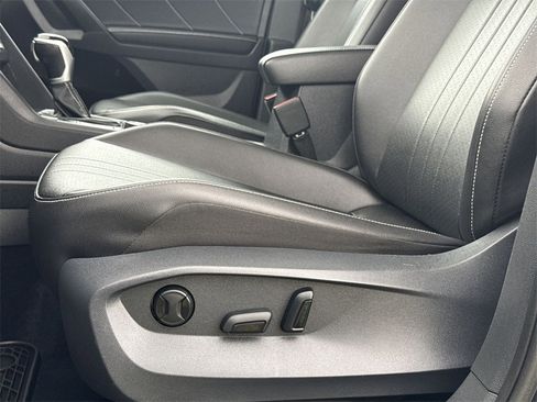 Used 2022 Volkswagen Tiguan SE w/ Panoramic Sunroof Package image 14