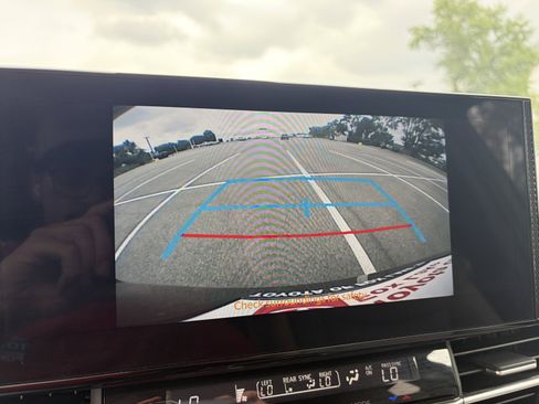 Used 2026 Toyota Sienna XLE FWD image 19