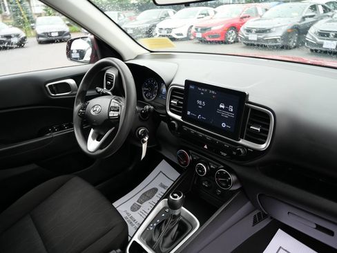 Used 2021 Hyundai Venue SE FWD image 25