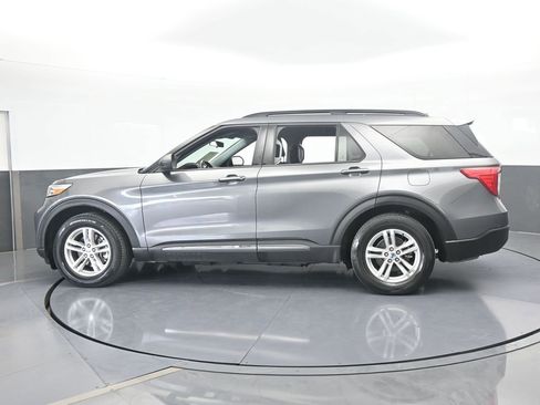 Used 2023 Ford Explorer XLT image 3