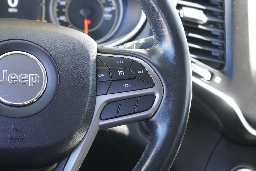 Used 2019 Jeep Cherokee Latitude Plus w/ Cold Weather Group AWD/4WD image 15
