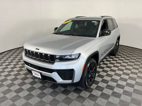 Used 2026 Jeep Grand Cherokee Altitude AWD/4WD image 3