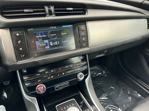Used 2017 Jaguar XF Premium image 22
