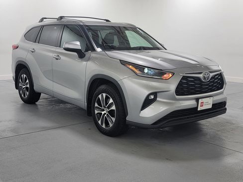 Certified 2021 Toyota Highlander XLE image 2