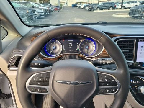 Used 2023 Chrysler Pacifica Limited image 20