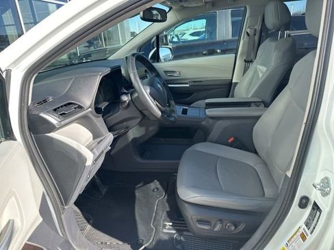 Used 2022 Toyota Sienna XLE image 3