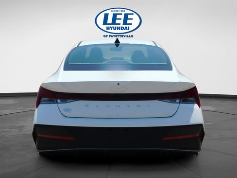 Used 2025 Hyundai Elantra SE FWD image 4