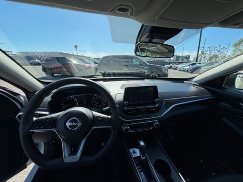 Used 2025 Nissan Altima 2.5 SV FWD image 33