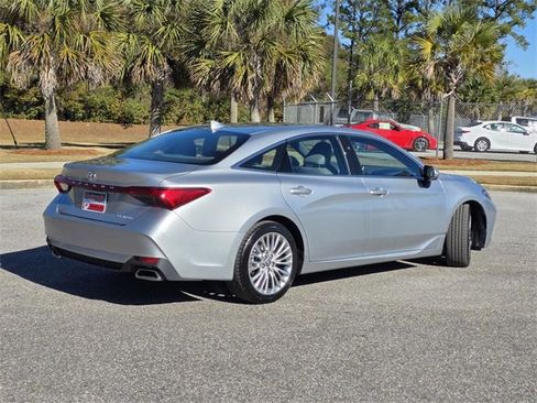 Used 2019 Toyota Avalon Limited image 5