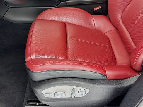 Used 2025 Porsche Macan image 13