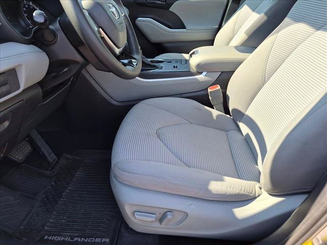 Used 2020 Toyota Highlander L FWD image 14