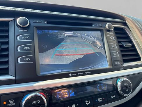 Used 2018 Toyota Highlander XLE w/ Carpet Mat Package (TMS) image 35