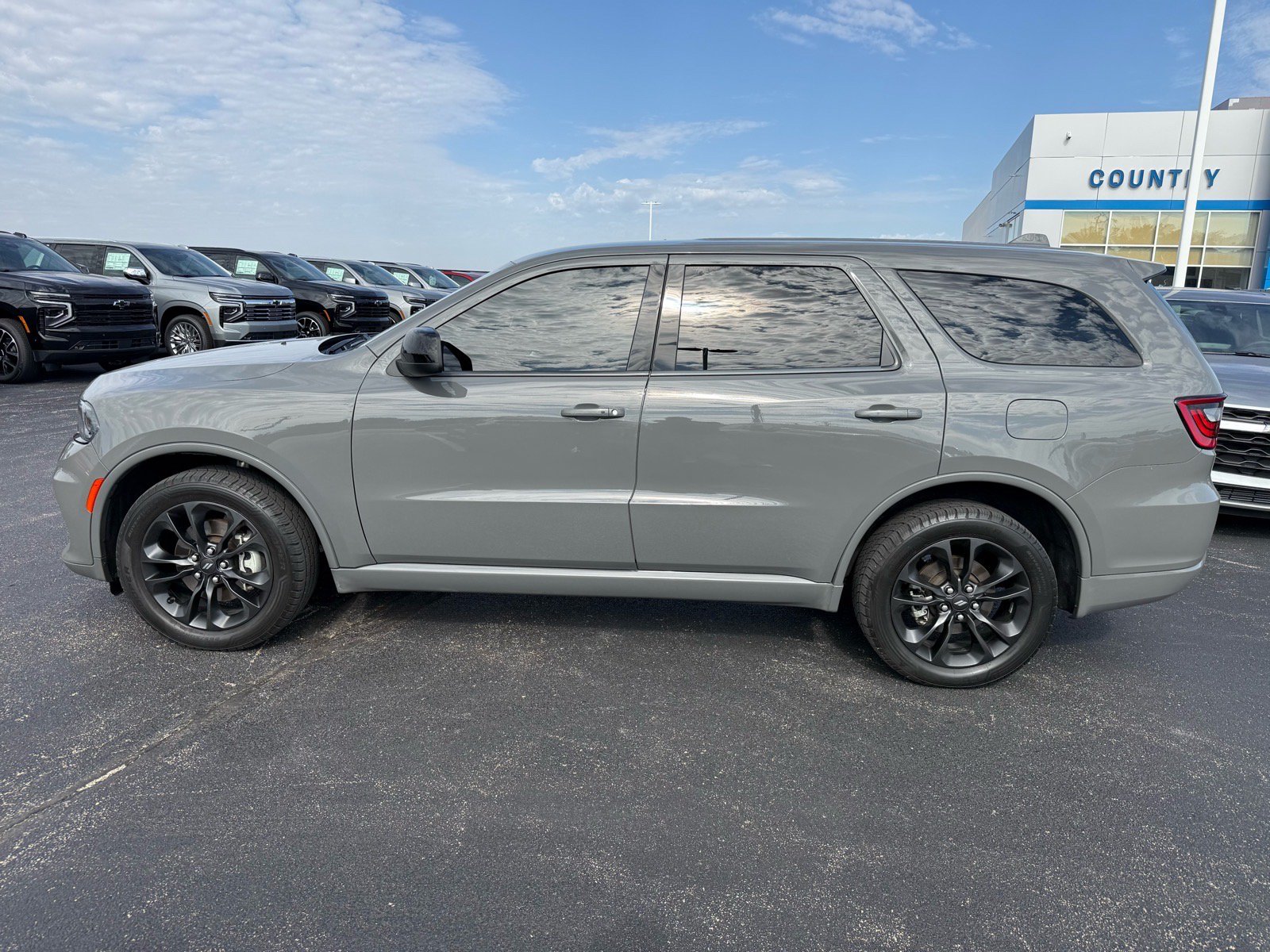 Used 2022 Dodge Durango SXT w/ Blacktop Package AWD/4WD image 2