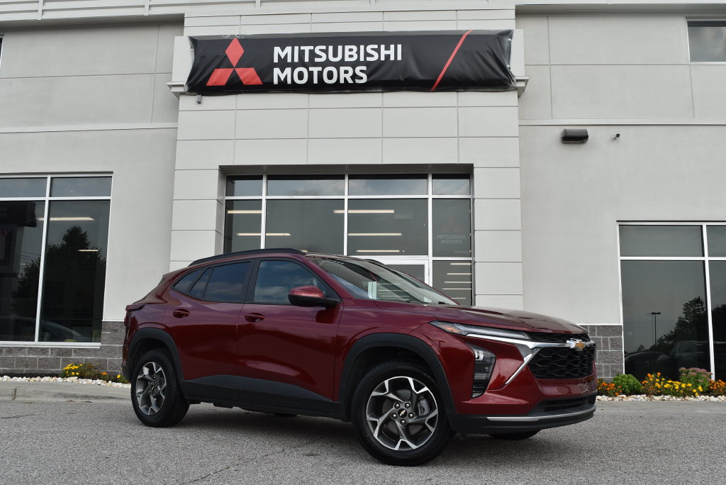 Used 2025 Chevrolet Trax LT FWD image 1