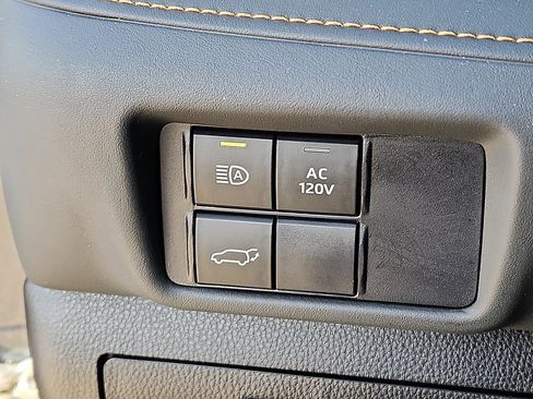 Used 2022 Toyota Highlander Bronze Edition image 18