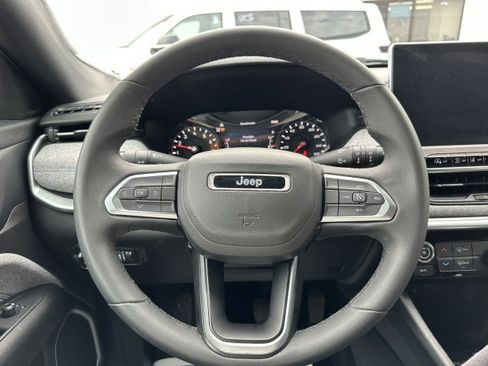 Used 2024 Jeep Compass Latitude image 22