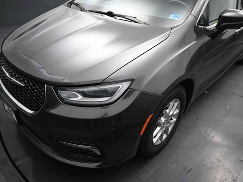 Used 2023 Chrysler Pacifica Touring-L FWD image 19