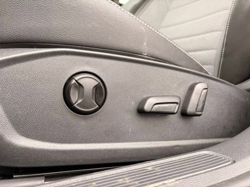 Used 2025 Volkswagen Jetta SE image 27