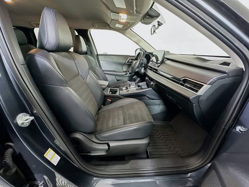 Used 2024 Mitsubishi Outlander SE image 32