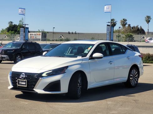 Used 2023 Nissan Altima 2.5 SV w/ SV Premium Package AWD/4WD image 3