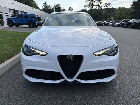 Used 2023 Alfa Romeo Giulia Veloce AWD/4WD image 3