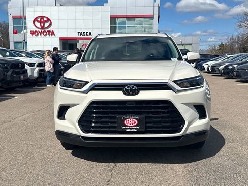 Used 2024 Toyota Grand Highlander XLE image 2