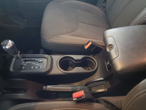 Used 2018 Jeep Wrangler Unlimited Rubicon w/ Connectivity Group image 26