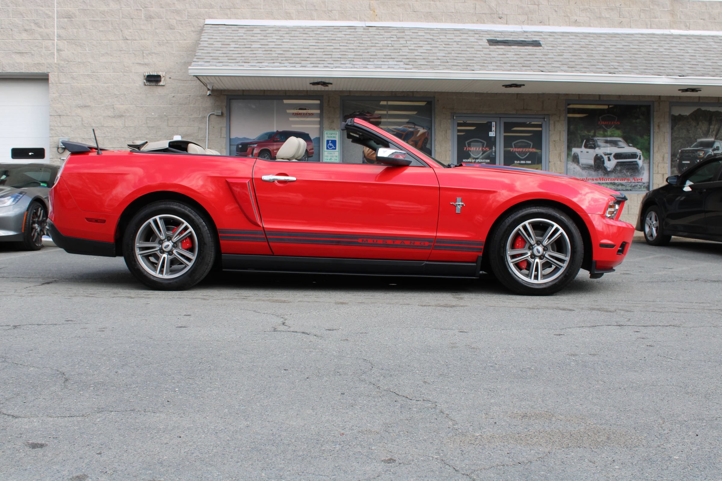 Used 2010 Ford Mustang Convertible RWD image 30