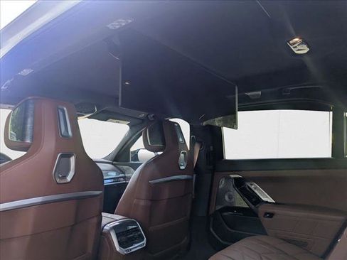 New 2025 BMW i7 M70 w/ Executive Package image 18