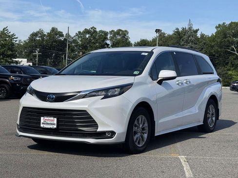 Certified 2025 Toyota Sienna XLE AWD/4WD image 1
