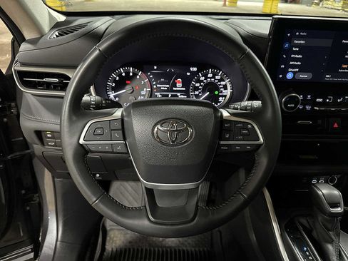 Used 2023 Toyota Highlander XLE AWD/4WD image 19
