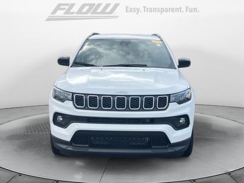 Used 2025 Jeep Compass Latitude AWD/4WD image 3