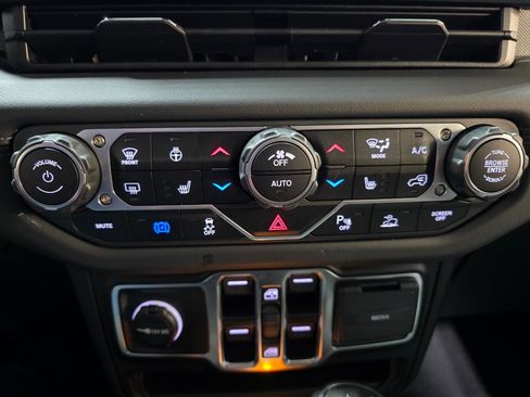 Used 2025 Jeep Wrangler Sahara w/ Safety Group image 33