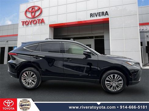 Used 2022 Toyota Venza XLE image 4