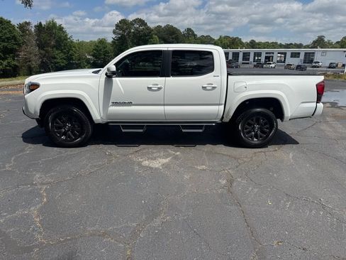 Used 2022 Toyota Tacoma SR5 w/ Technology Package RWD image 2