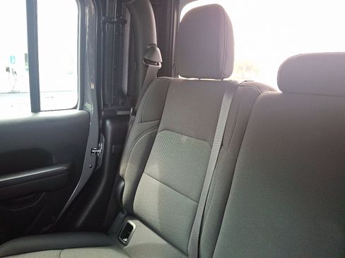 Used 2021 Jeep Gladiator Sport image 19