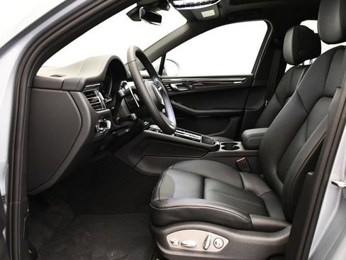 Certified 2026 Porsche Macan AWD/4WD image 5
