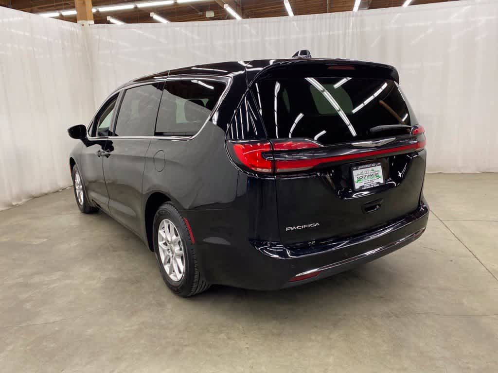 Used 2024 Chrysler Pacifica Touring-L FWD image 4