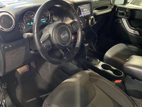 Used 2018 Jeep Wrangler Unlimited Rubicon w/ Connectivity Group image 10