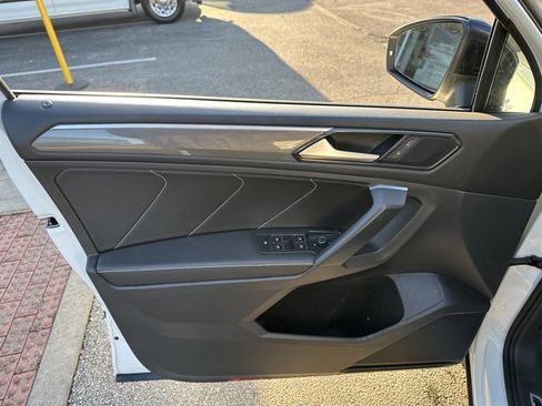 Used 2023 Volkswagen Tiguan SE R-Line image 9